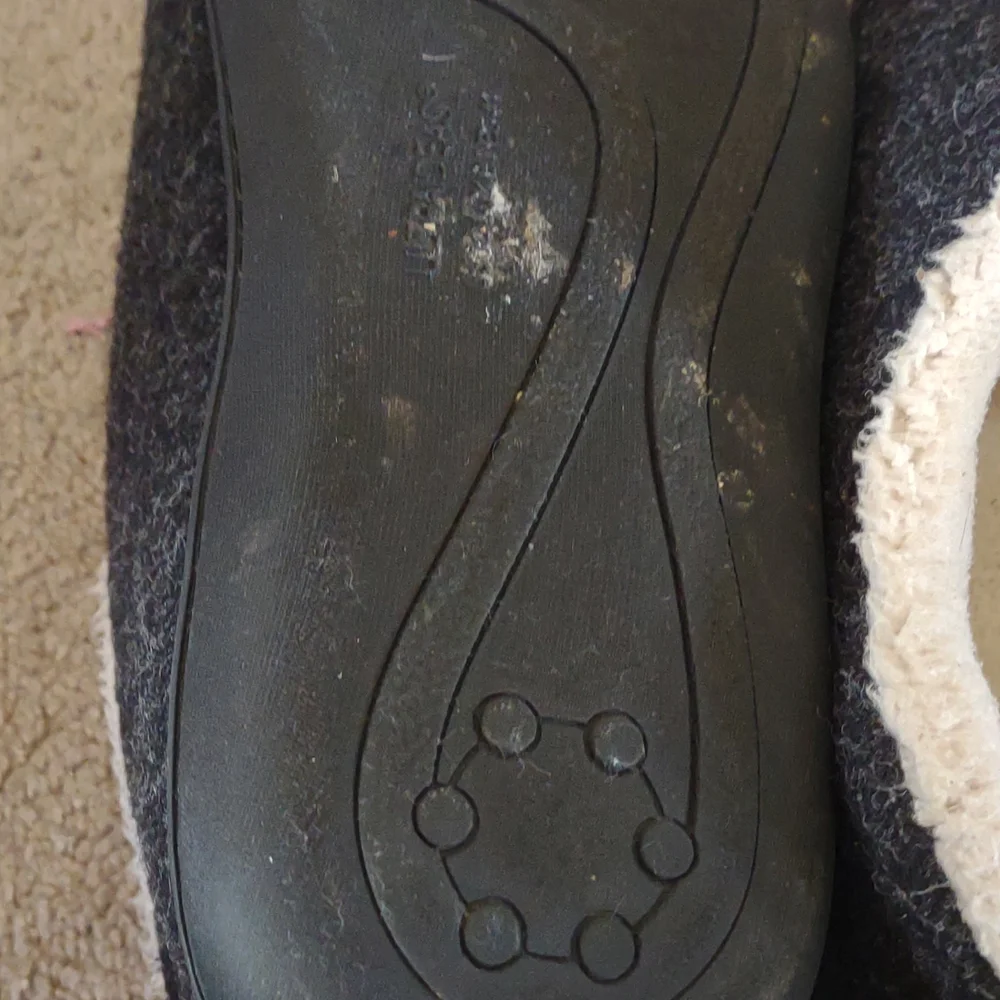 Slippers - Picture 3 of 4